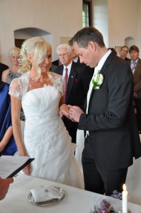 Jetzt noch schnell den Ring an ihren Finger...