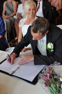 Claudius unterschreibt