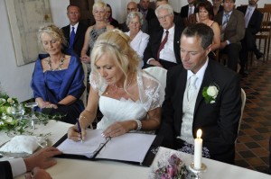 Andrea unterschreibt